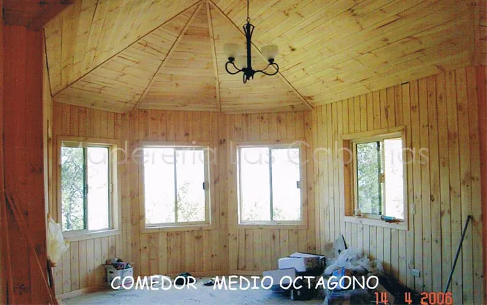 Forros interiores en muros y cielo en madera chilena