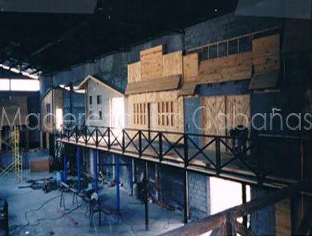 Fachadas interiores y tapancos tipo oeste en discoteca El Barranco
