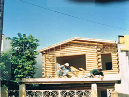 Cabaña en segundo piso de casa-habitación y recubrimiento de fachada de medio tronco