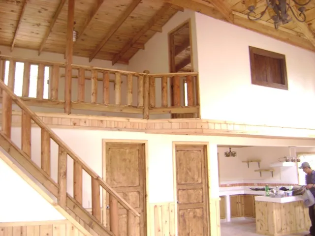 forro madera y tablarroca , cera en interior color rustico claro y fuerte en puertas