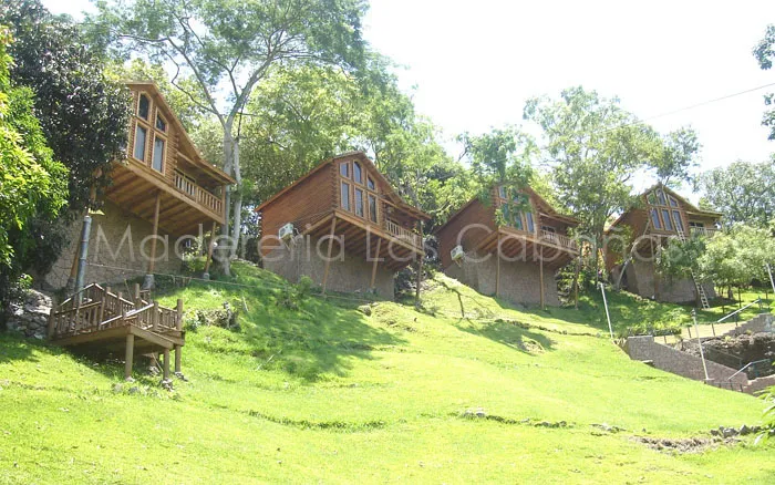 Hotel El Cielo — 8 cabañas, mitad soportadas en plataforma y postes.
