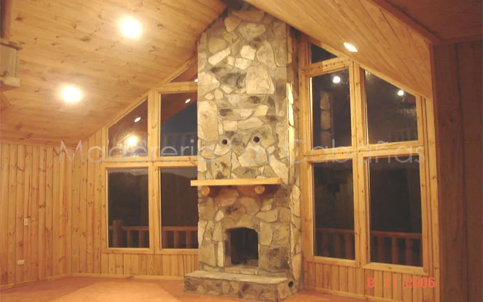 Forro 100% madera en muros y cielos, y chimenea en piedra laja