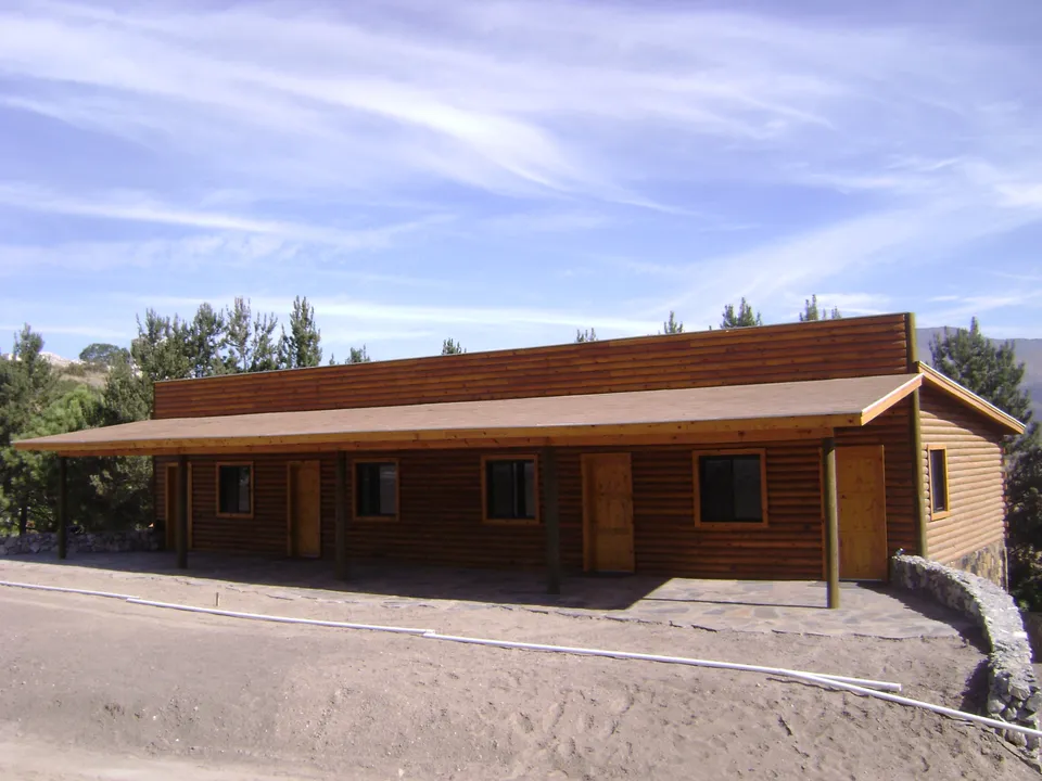Cabaña de medio tronco para formar 4 - cuartos tipo Hotel