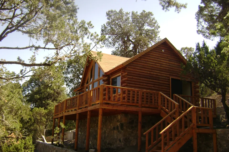 Cabaña de medio tronco con deck, para juegos