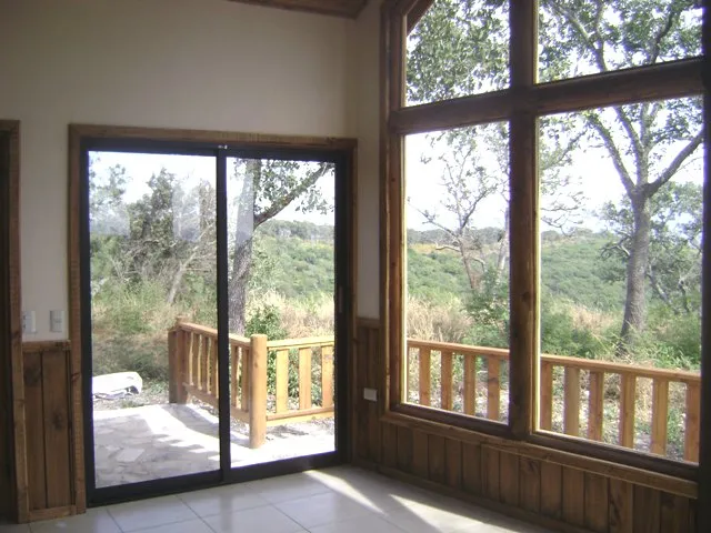 Cabaña de medio tronco y forros interiores , modelo especial con ventanales