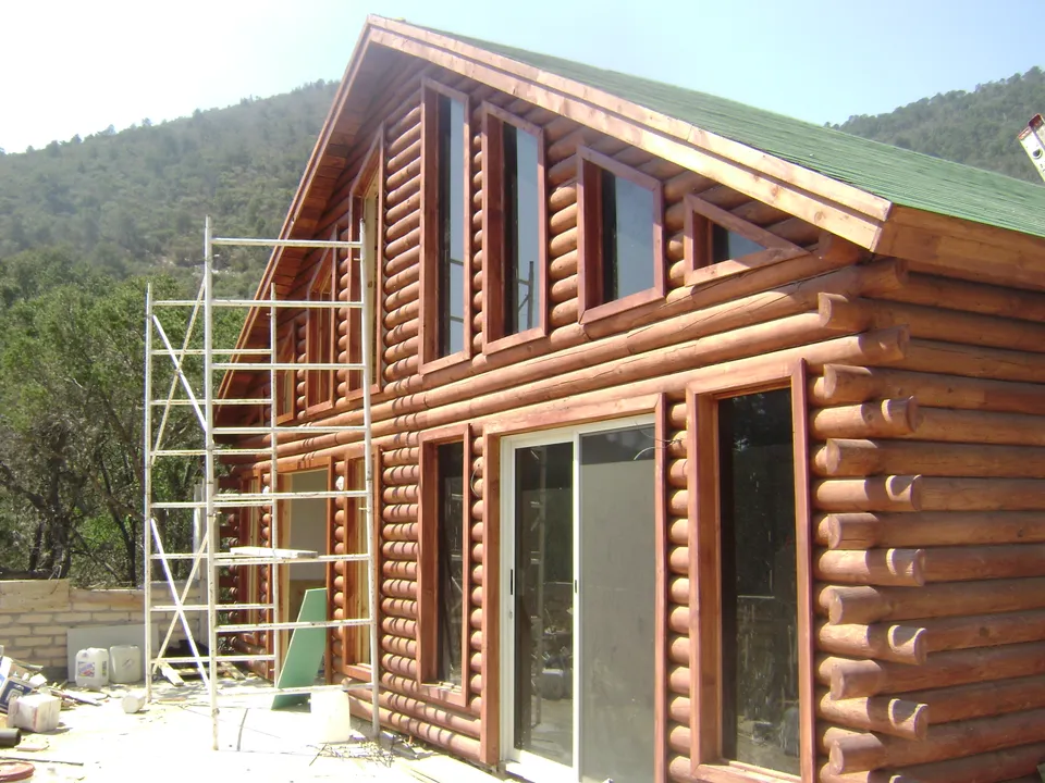 Cabaña de medio tronco , en dos modulos Fabricada en dos etapas