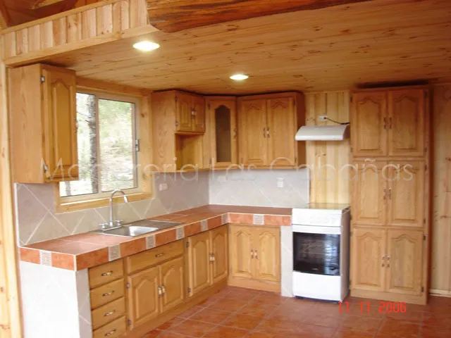 Cocina de encino con barra en azulejo