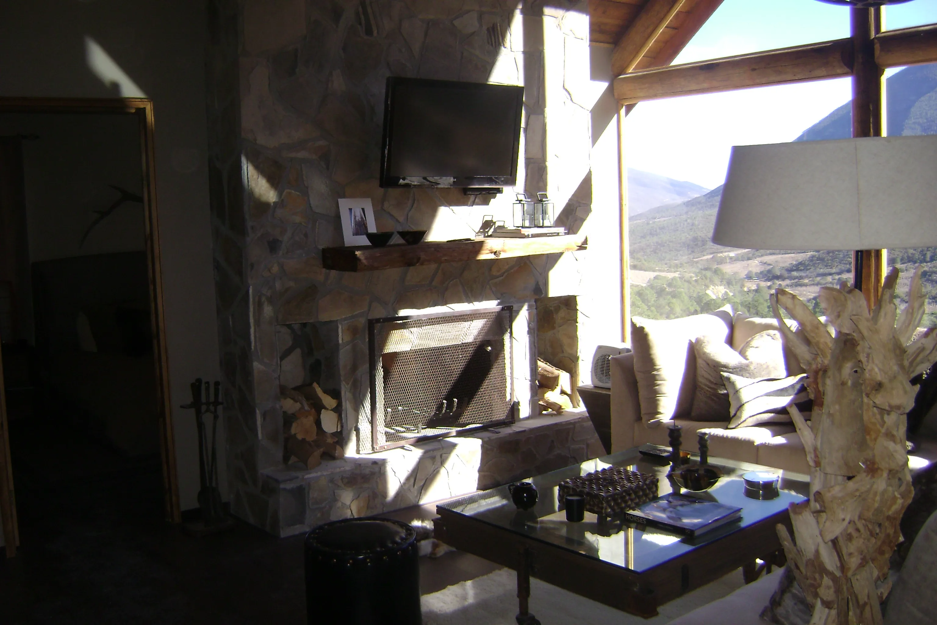 Chimenea en piedra laja y duela laminada