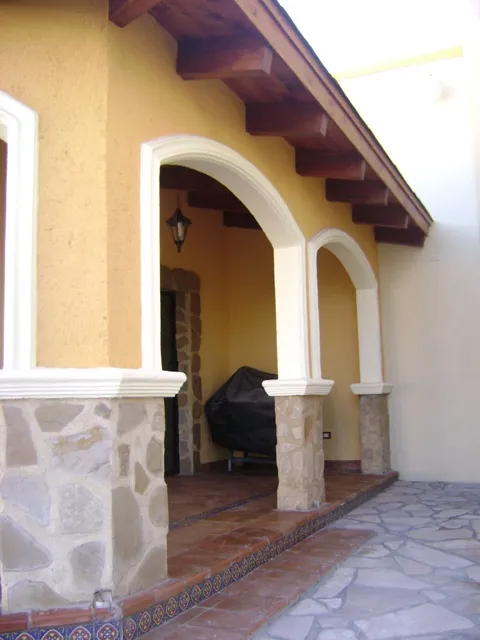 Palapa tipo colonial, con piso de barro, piedra laja y techo con vigas de madera