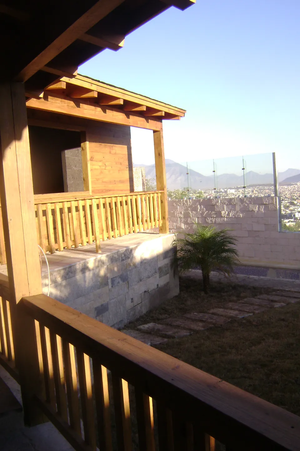 Palapa y cuarto, con barandal en residencia