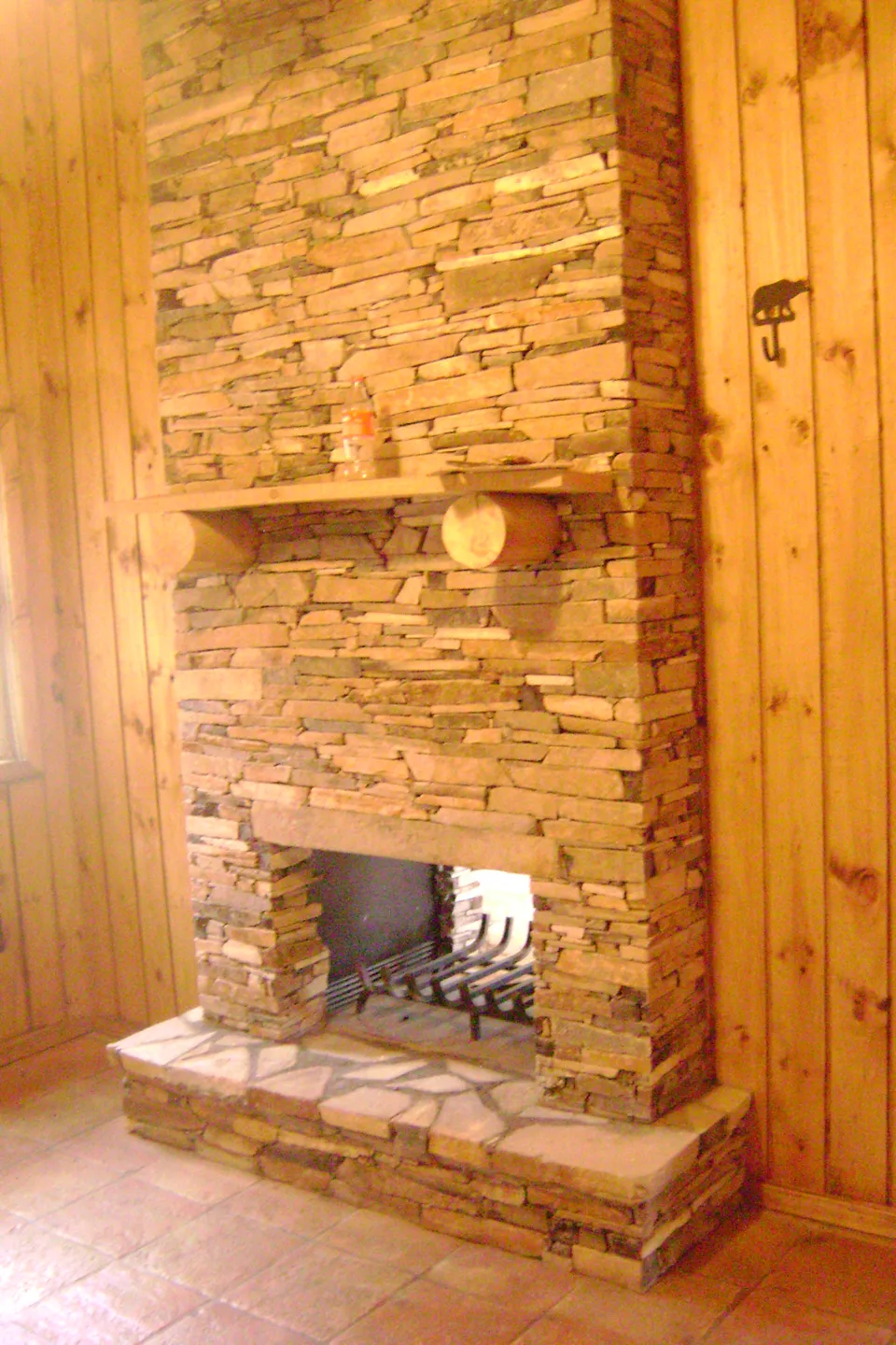 Piso de barro y chimenea en rajuela