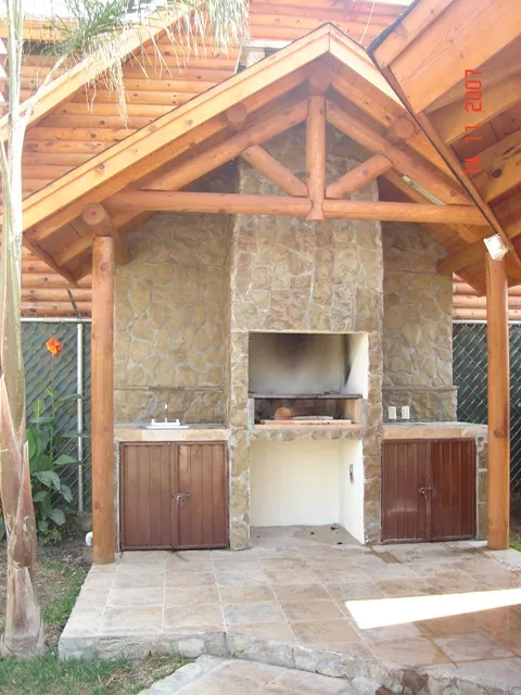 Asador tipo chimenea con techo de madera