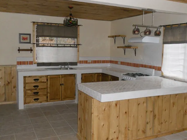 Cocina ( sin gabinetes ) concreto , azulejo y madera de pino