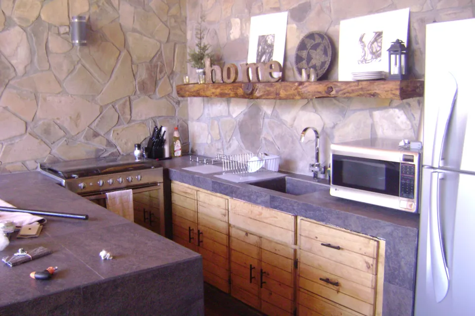 Cocina con azulejo porcelanato y puertas en madera de pino ( sin Gabinetes superiores )
