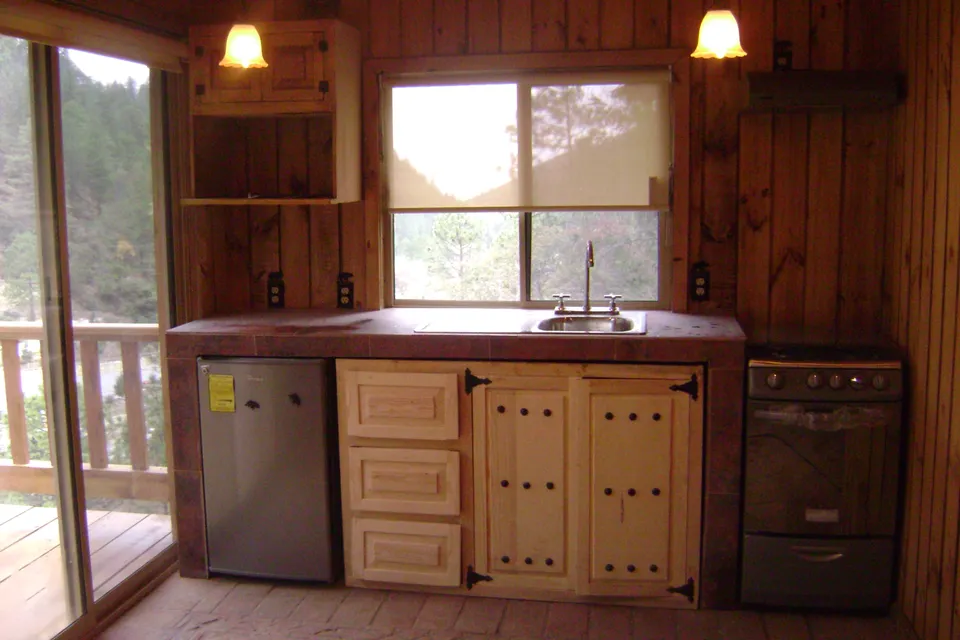 Cocina en azulejo y madera de pino
