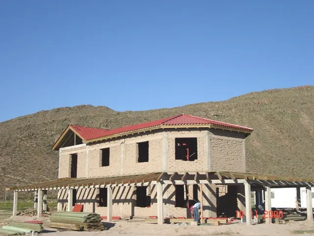 colocacion de vigas tratadas , madera y galvateja en construccion tipo hacienda