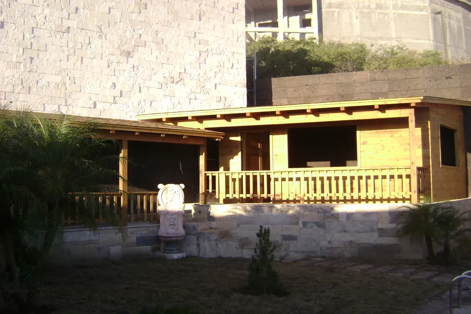 Palapa y cuarto con madera en residencial